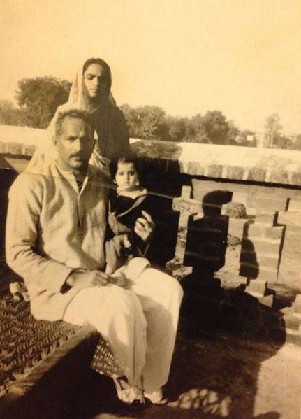 चित्र:Chaudhary-Digambar-Singh with family.jpg